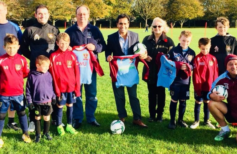 Jan Aldous, Barry Kemp and Rehman Chishti M.P. visit Wigmore Youth FC