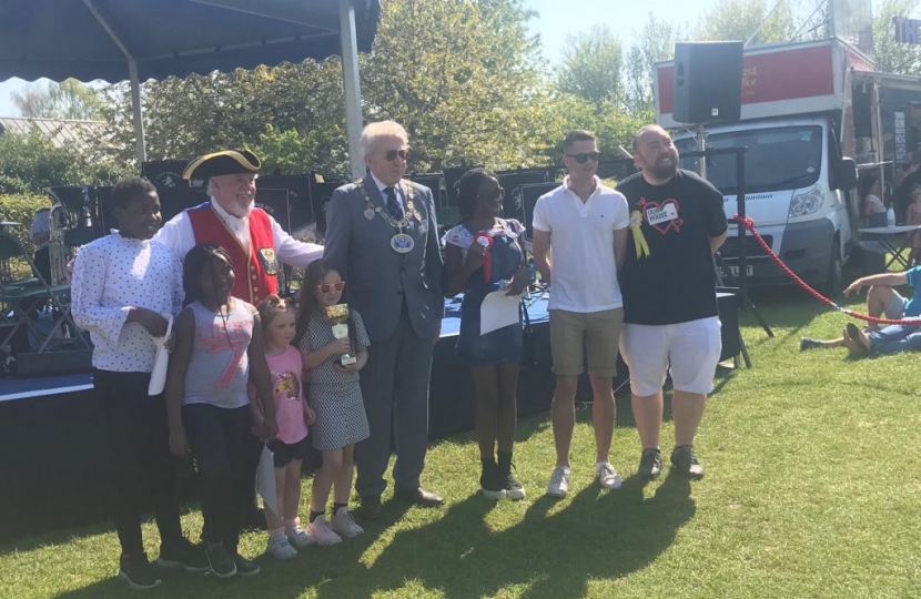 Councillors Iles and Potter judging the contest