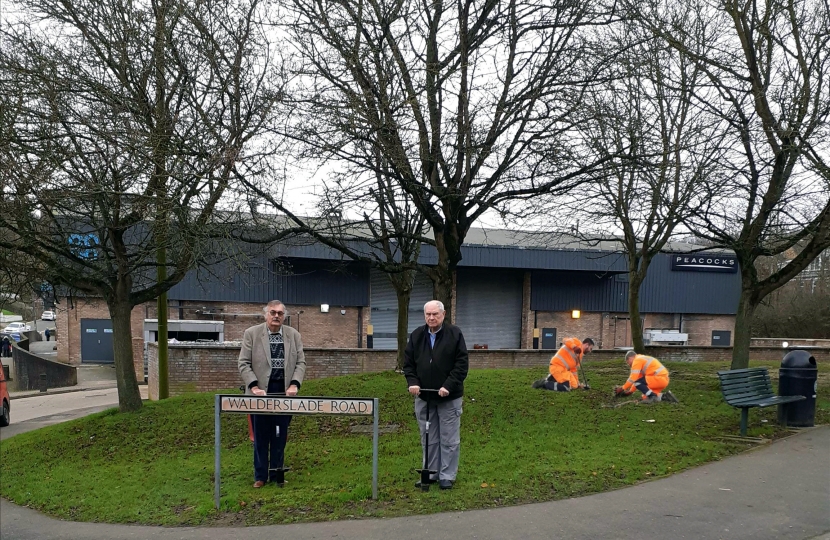 Councillors Brake and Gulvin with the planters of the bulbs