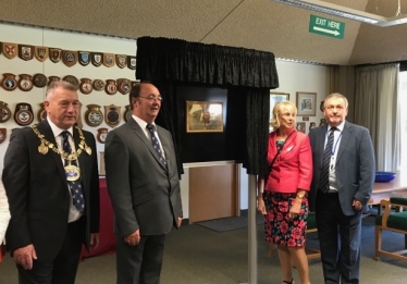 The Mayor, Councillor Kemp, Councillor O'Brien's Wife and Leader Alan Jarrett unveil commemorative plaque for the late Councillor O'Brien