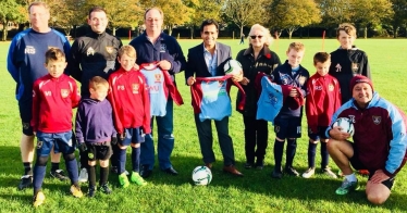 Jan Aldous, Barry Kemp and Rehman Chishti M.P. visit Wigmore Youth FC