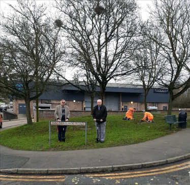 Councillors Brake and Gulvin with the planters of the bulbs